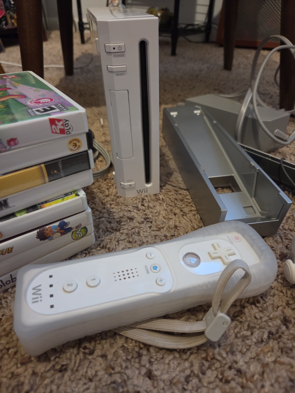 Nintendo Wii System With Games Bundle 8 Games 2 Joysticks 1 Controller