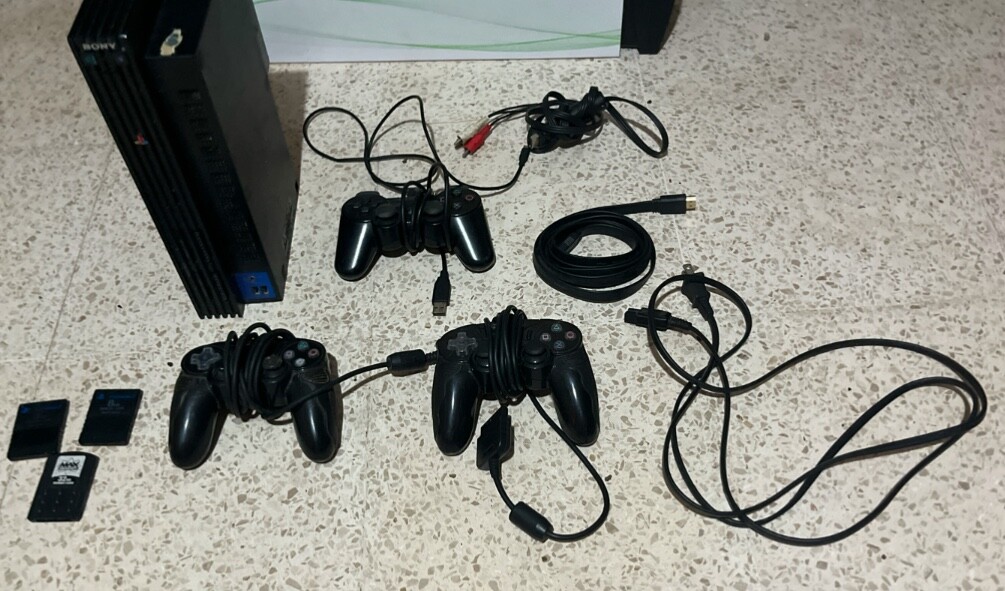 Sony PlayStation 2 Console – Black (SCPH-39001) with all cables