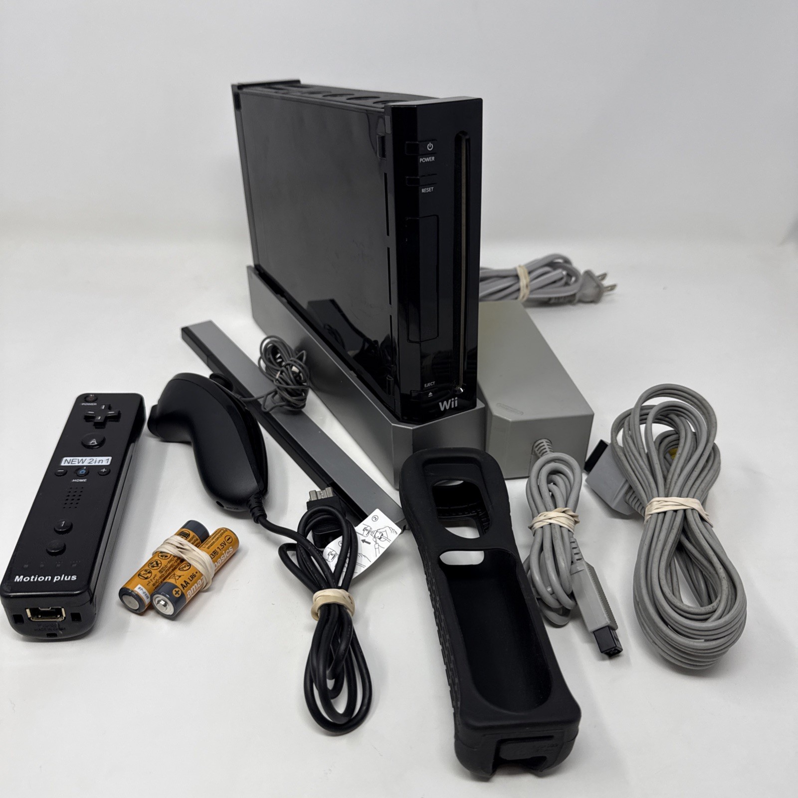 Nintendo Wii Black Console Bundle (RVL-001 – Backwards Compatible with GameCube)