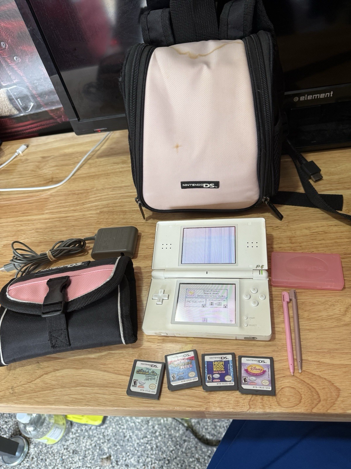 Nintendo DS Lite USG-001 Polar White Handheld Console Read Desc. W/4 Games Bags
