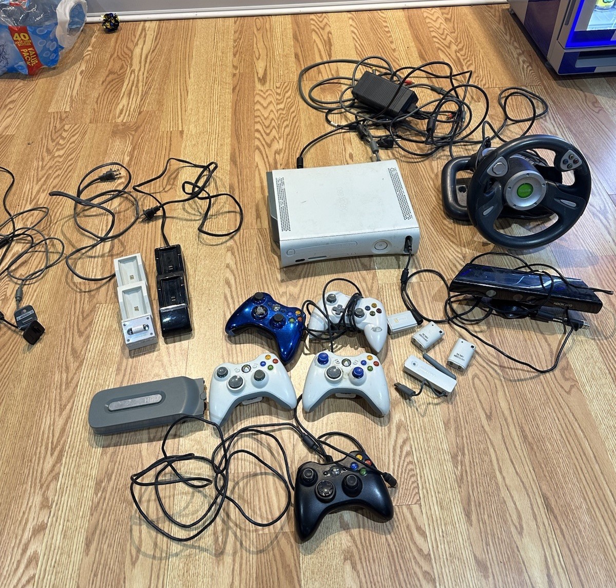 White Xbox 360 Tested WORKS + Accessories No games See photos!!