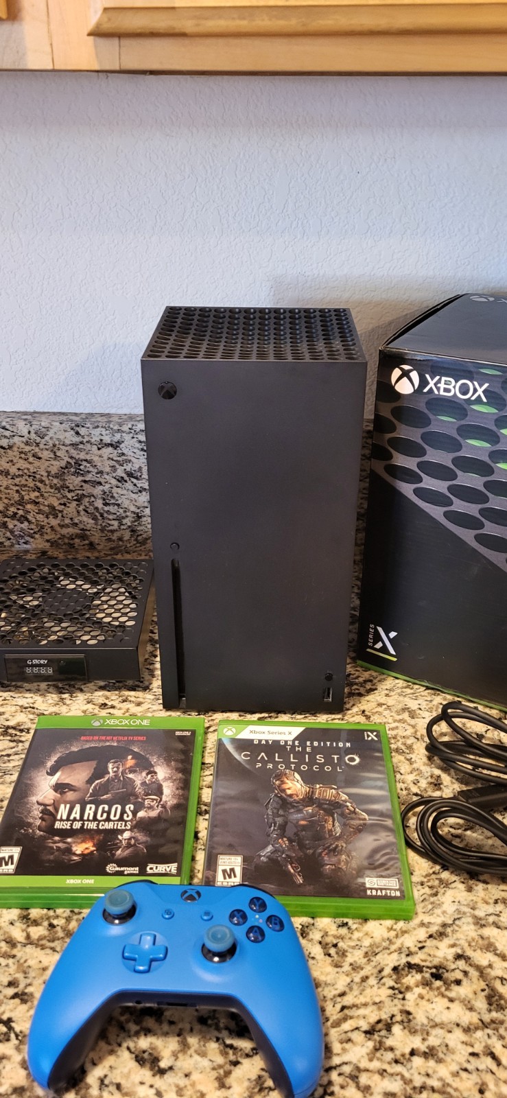 Xbox Series X 1TB Bundle- 2games + cooling fan +controller +2 recharge batteries