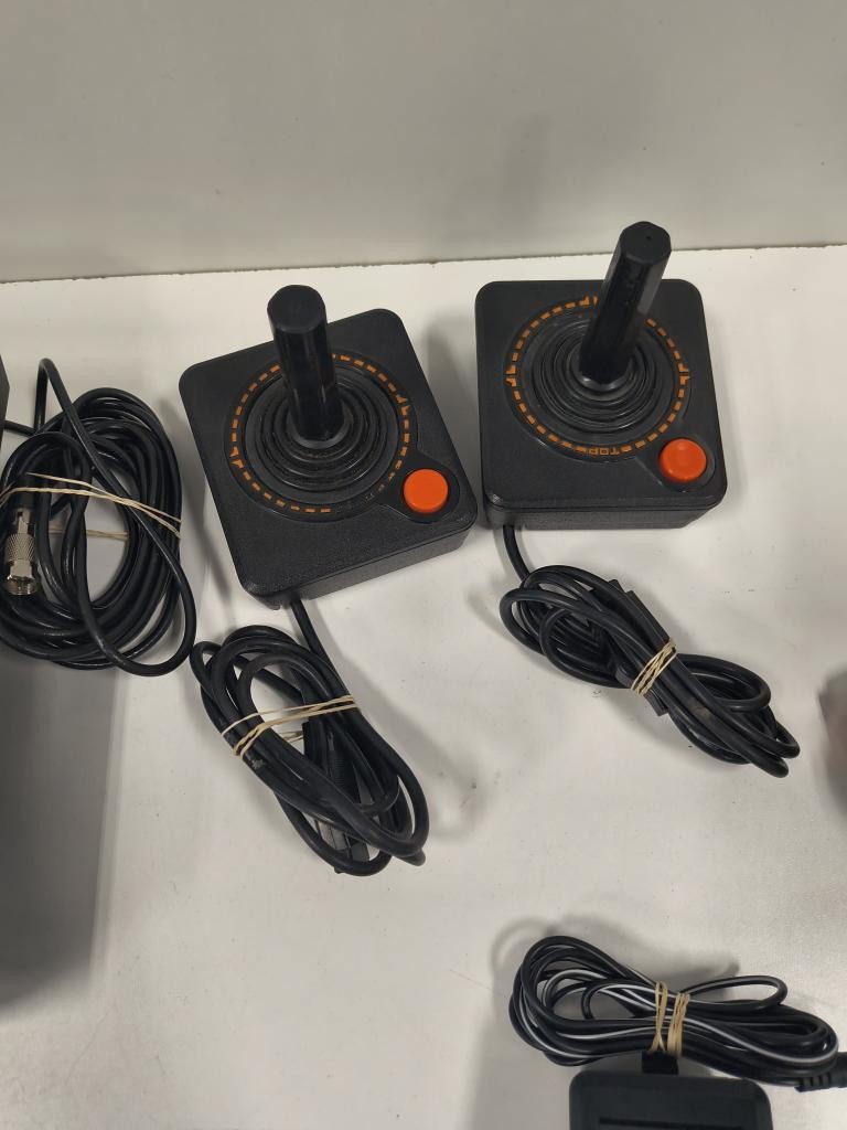 ATARI CONSOLE 2600 WOOD 4 CONTROLLERS TWO REGULAR 2 PONG PADDLES. (P20034130)