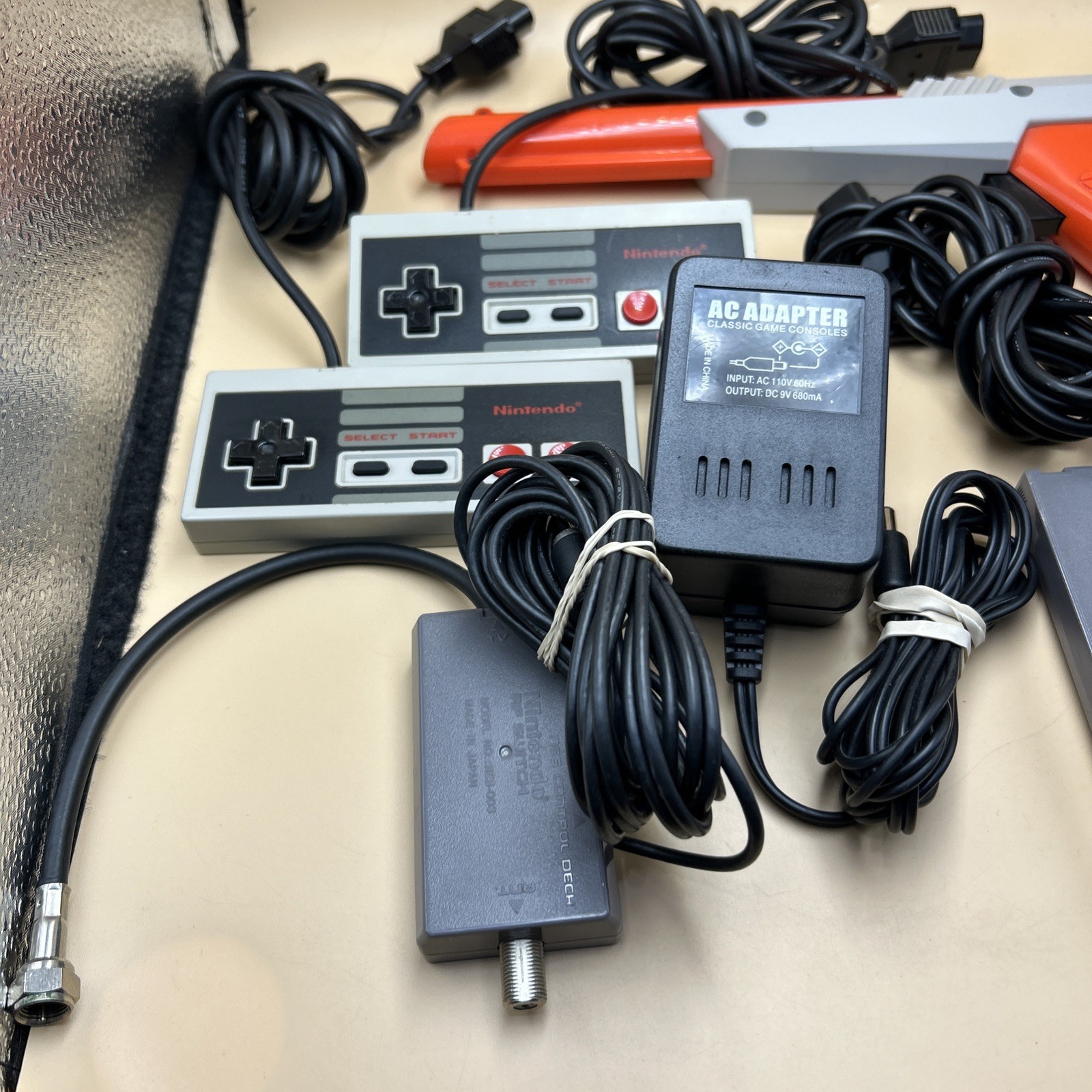 Nintendo Entertainment System NES Action Set CIB Box With Zapper And Game