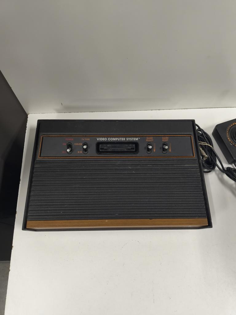 ATARI CONSOLE 2600 WOOD 4 CONTROLLERS TWO REGULAR 2 PONG PADDLES. (P20034130)