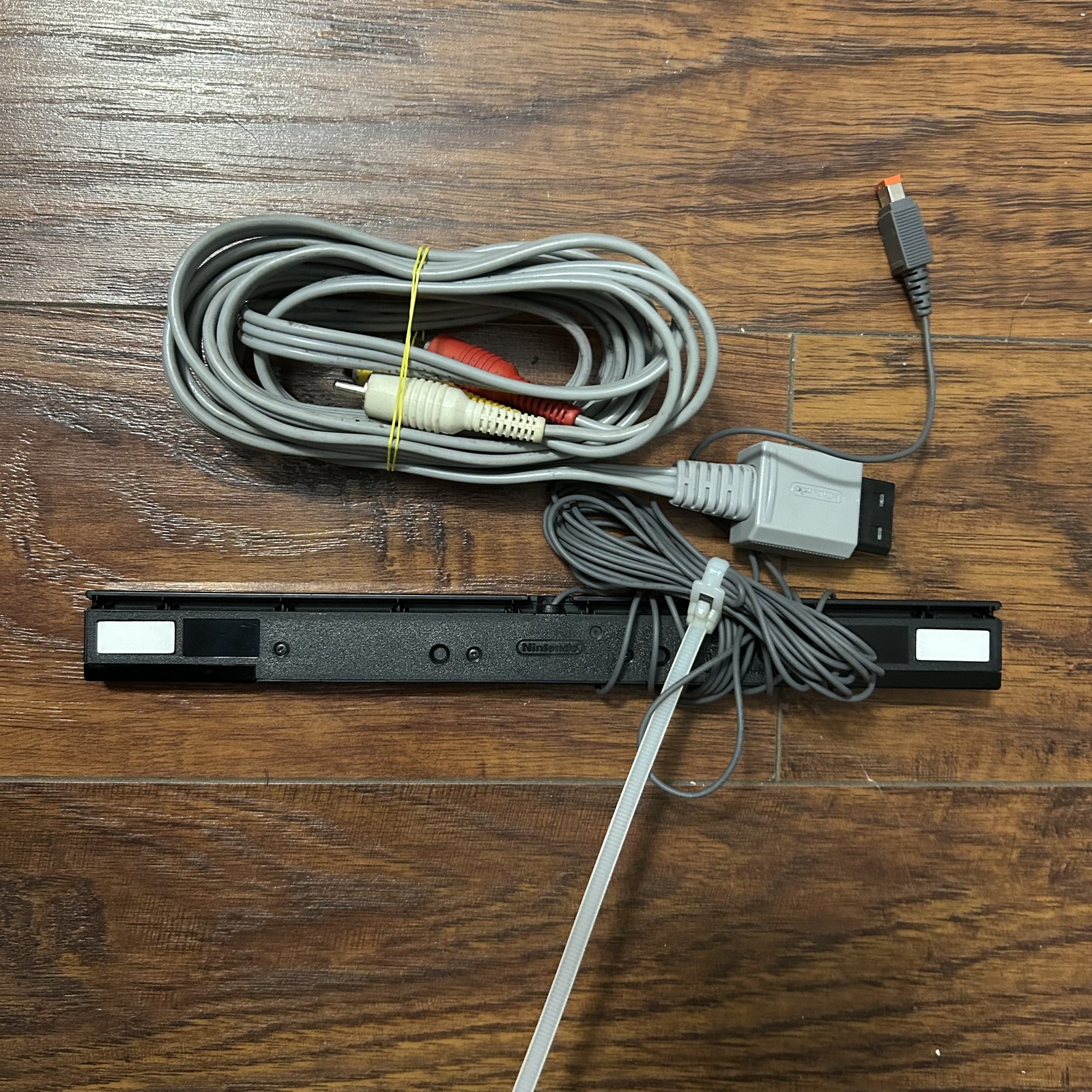 Nintendo Wii Console Bundle White Remotes Sensor Bar Cables Power Complete Style