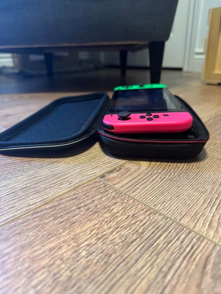 Nintendo switch + Sandisk 128GB microSD (Travel Case and protective screen)