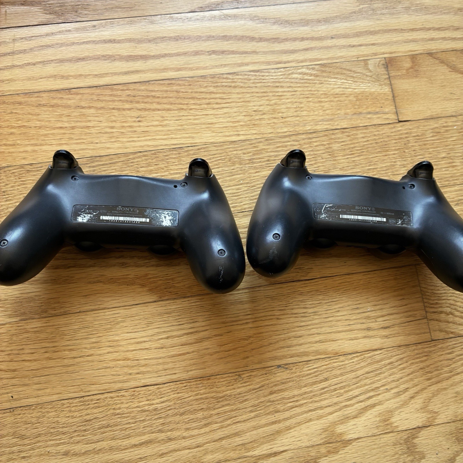 Sony PlayStation 4 PS4 Console Bundle 2 Controllers Charging Dock Minecraft Stor