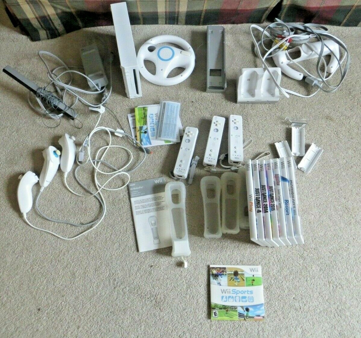 Nintendo Wii Mario Kart Bundle 2 Wheels, 3 Wiimotes, + motion plus + games