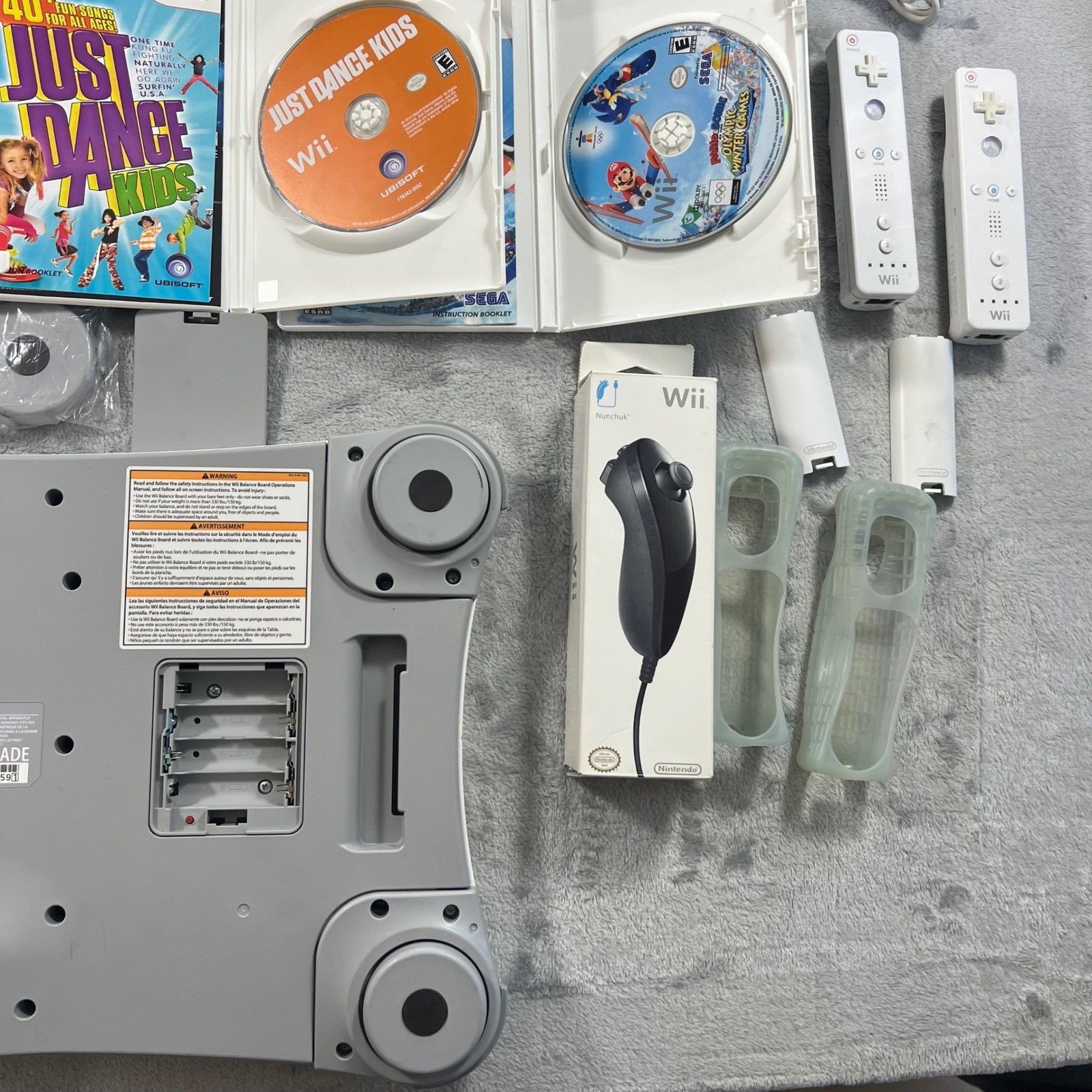 Nintendo Wii Bundle White Console 6 Games 2 Remotes Nunchucks Balance Board