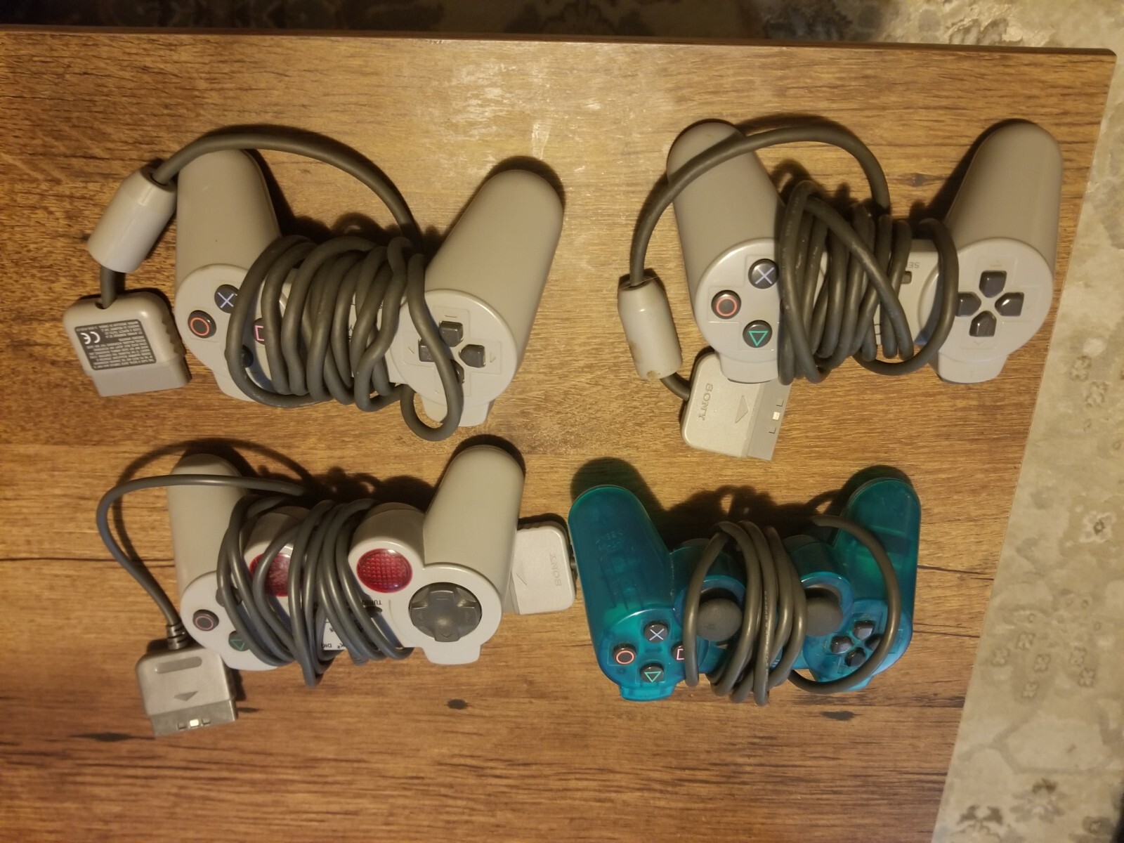 sony playstation 1 + 4 controllers 