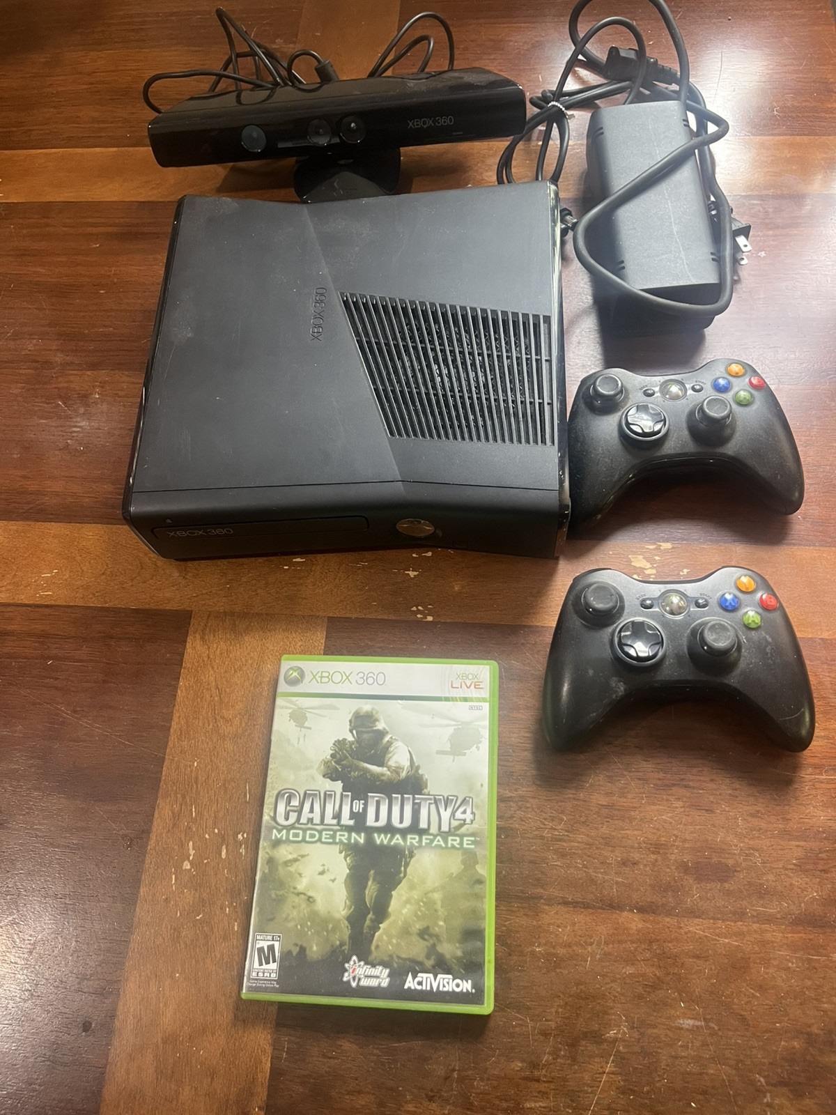 Xbox 360 Console with kinect Box 2 controllers and call of duty mw2