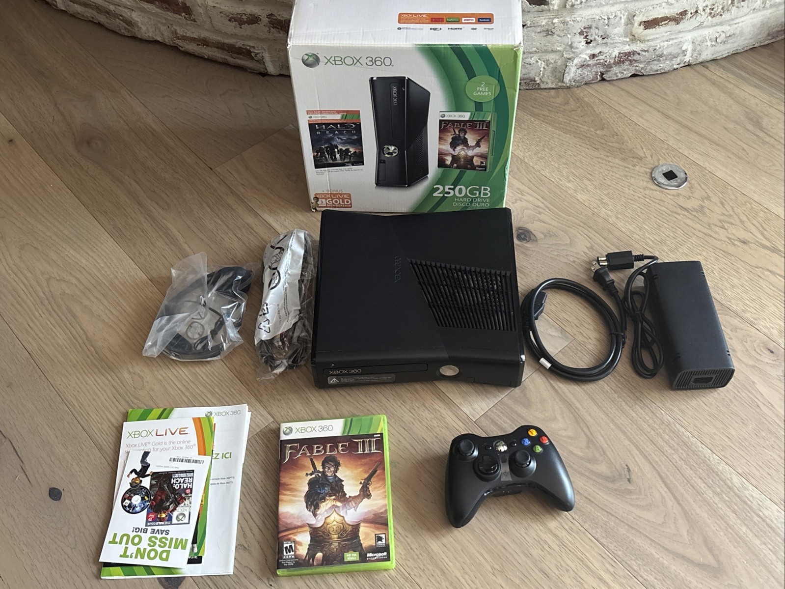 Xbox 360 Slim 250GB Console Bundle w/ Original Box Pristine Condition Complete