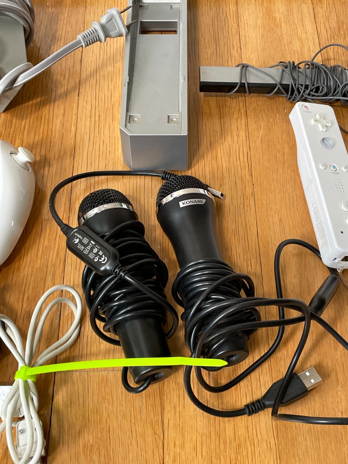 NINTENDO WII CONSOLE BUNDLE WITH 2 MICROPHONES 2 CONTROLLERS 3 NUNCHUCKS TESTED