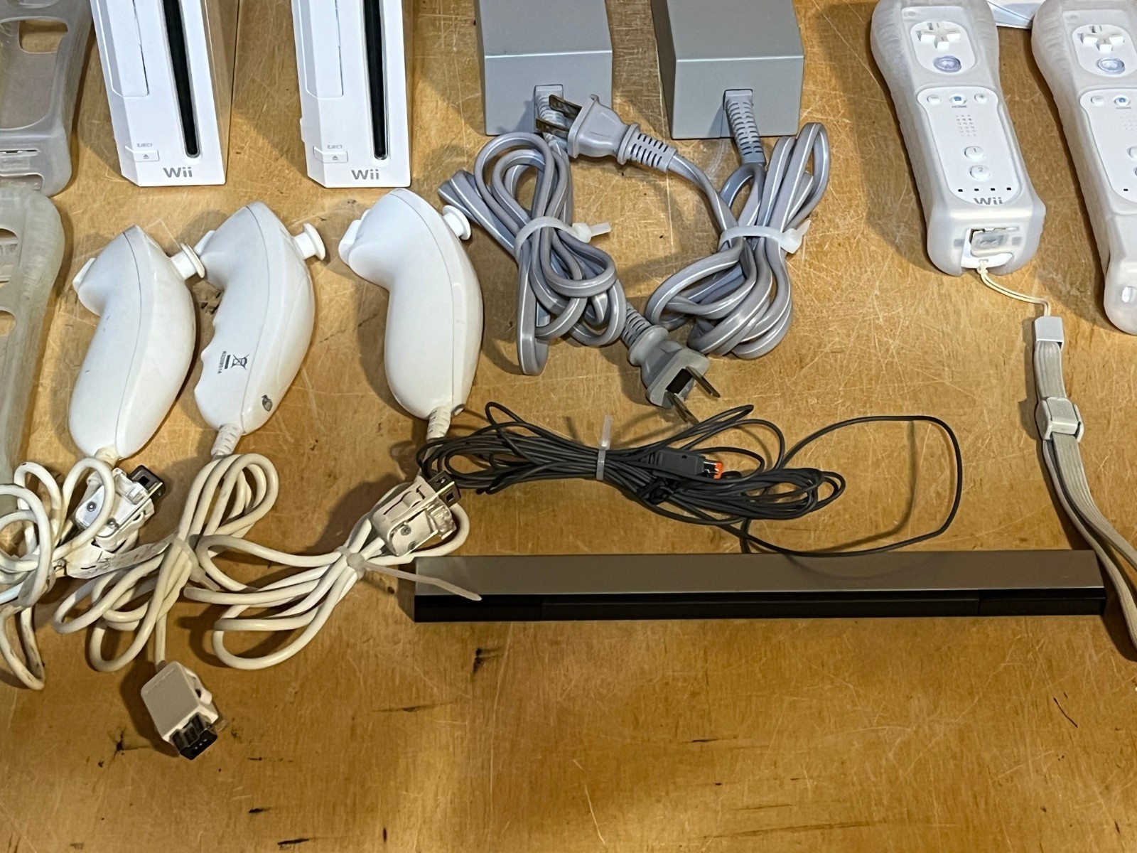 HUGE Nintendo Wii Console Lot Controllers Games Wiimotes Nunchuks CLEAN UNTESTED
