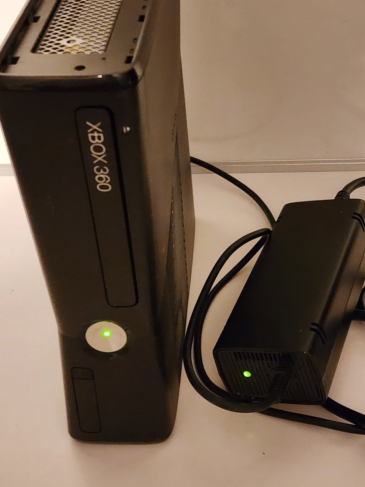 Microsoft Xbox 360 S Model 1439 500GB Console, Controller, Power Cable