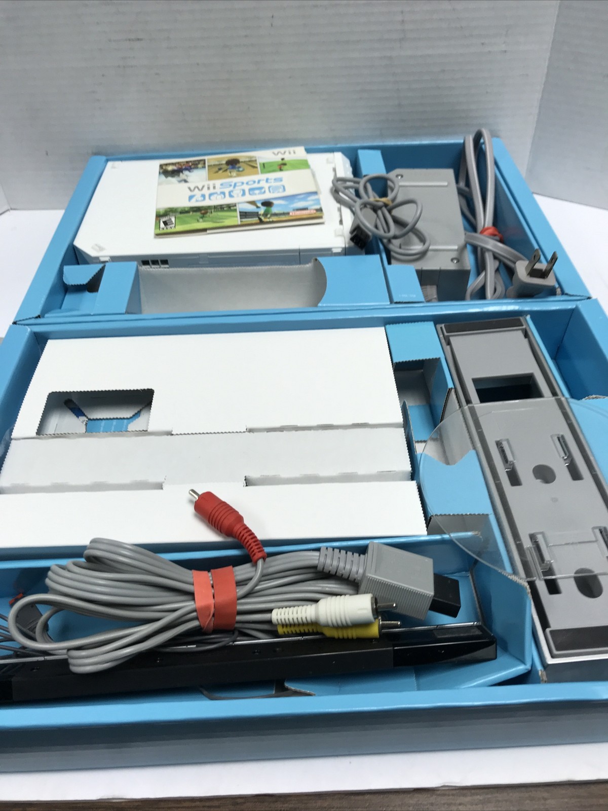 Nintendo Wii – Console Complete In Box – Wii Sports Bundle – White – Powers On