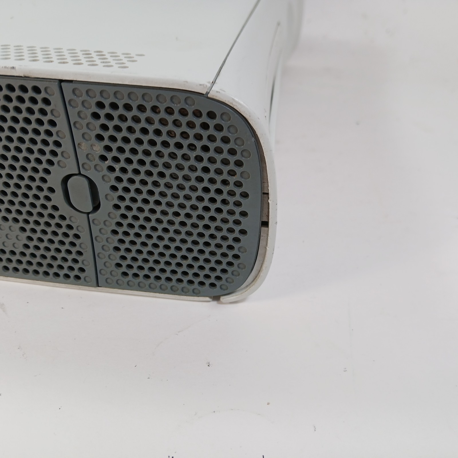 Xbox 360 White CONSOLE ONLY – NO HARD DRIVE – WORKS (disc tray sticks sometimes)