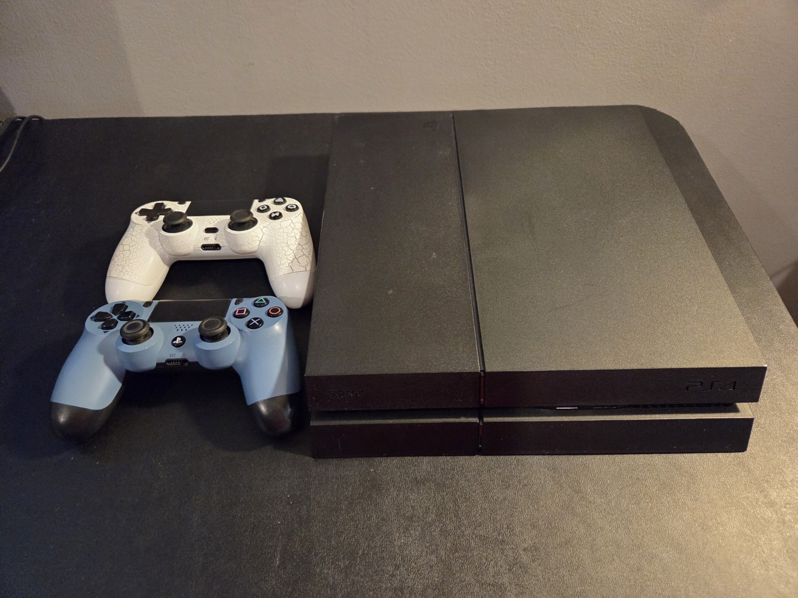 Sony PlayStation 4 CUH-1215A PS4 500GB Black Console with 2 controllers