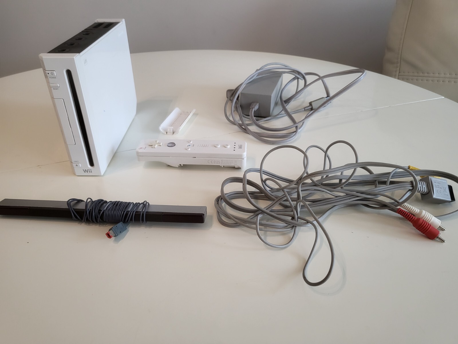 Nintendo Wii Console (White) with power cable, av cable, motion bar & controller