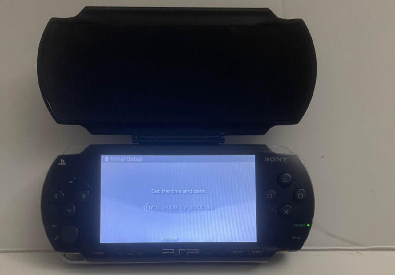 Sony PSP Playstation Portable 1001 Video Game System Black + 1 Game No Charger