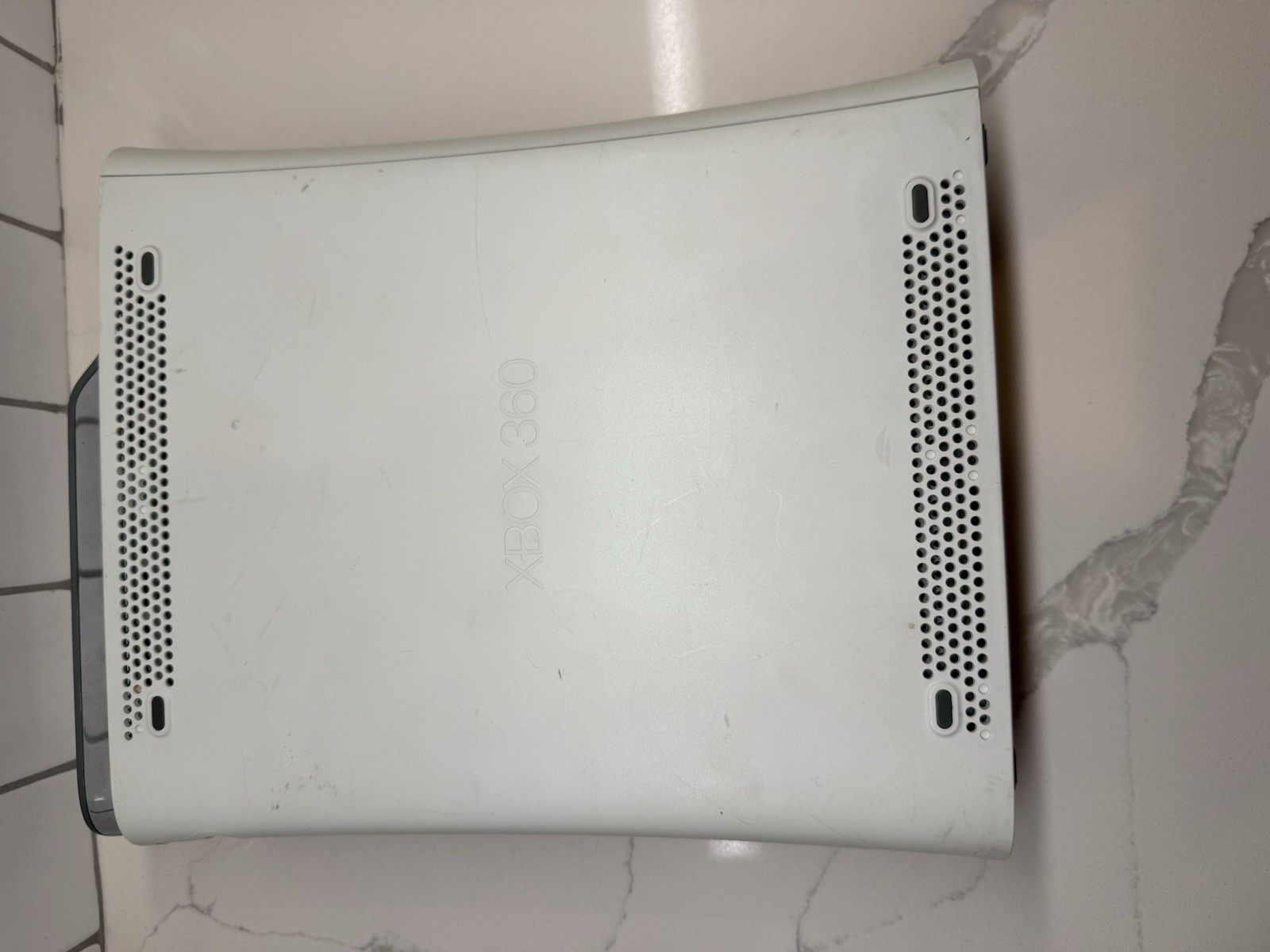 Microsoft Xbox 360 White Console NOT WORKING FOR PARTS ONLY – No Cords Red Ring