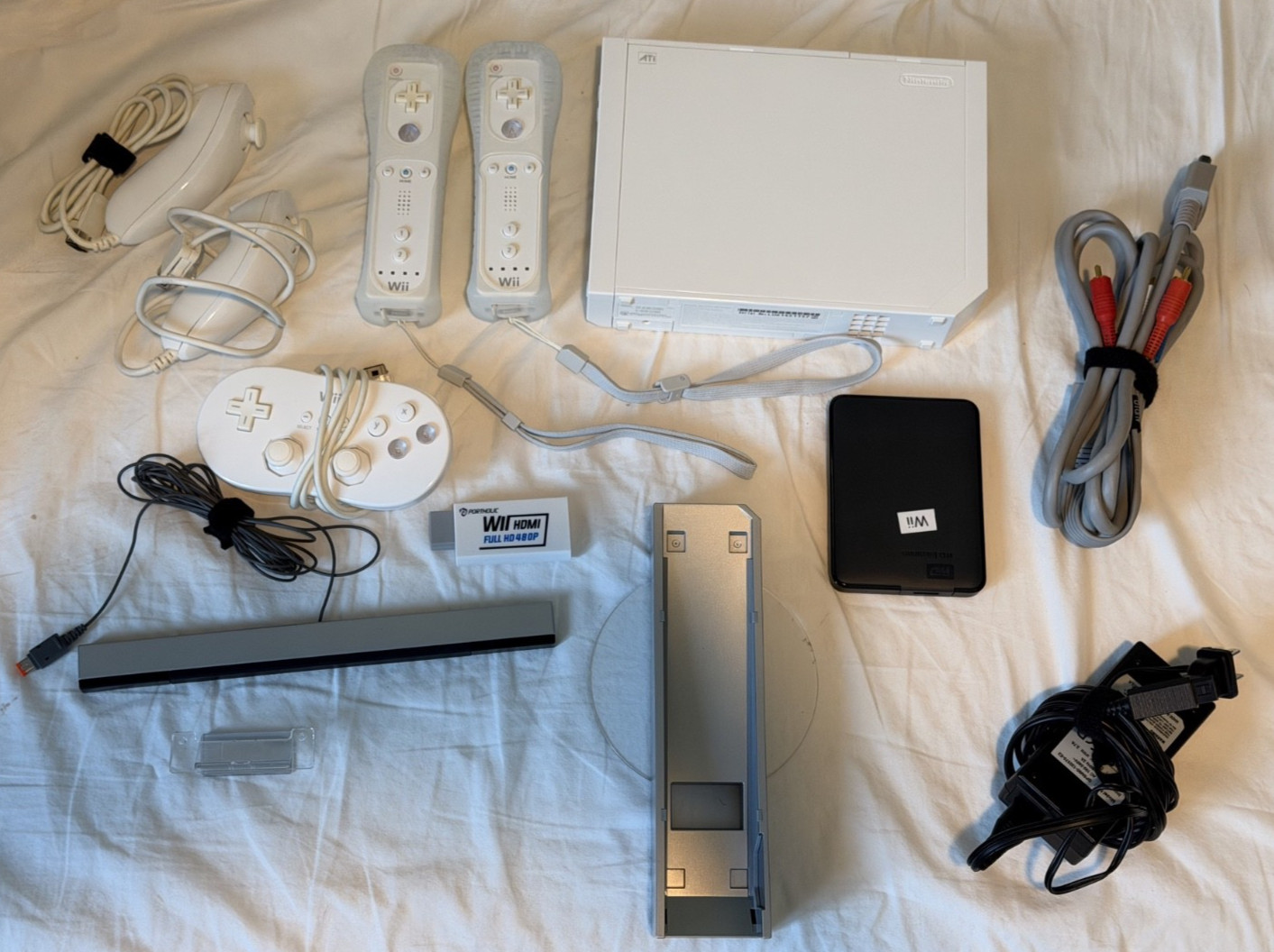 Nintendo Wii RVL-001 Bundle 2 Remotes 2 Nunchuks 1 Classic Controller 1TB HDD