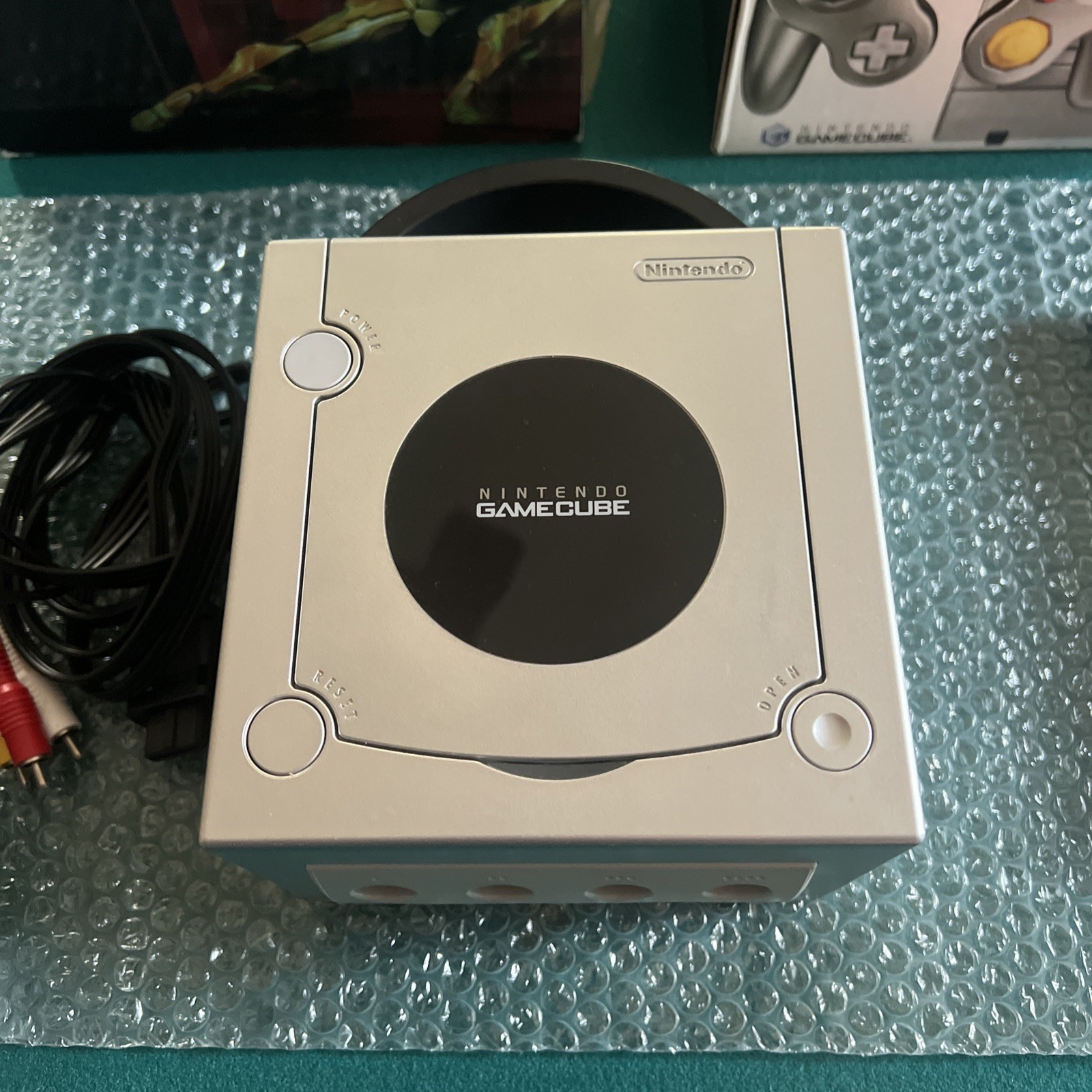 Platinum Metroid Prime Bundle Nintendo GameCube comes with sealed Metroid read