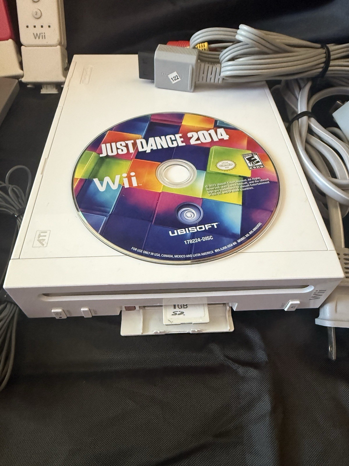 NINTENDO Wii CONSOLE BUNDLE w/ CONTROLLERS MOTION CONTROL/1GB CARD/JUST DANCE