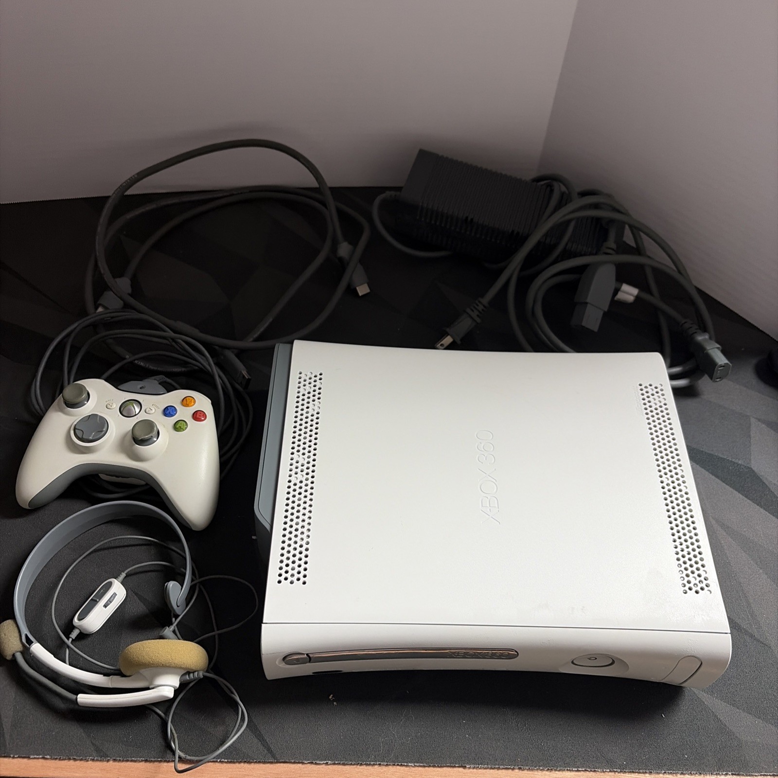 60GB Microsoft XBox 360 White 1 controller,HDMI adapter, AV wires,headset Bundle