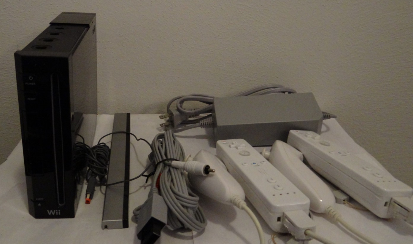 Nintendo Wii Video Game Console w/ Wii Sports Black System Bundle Controllers