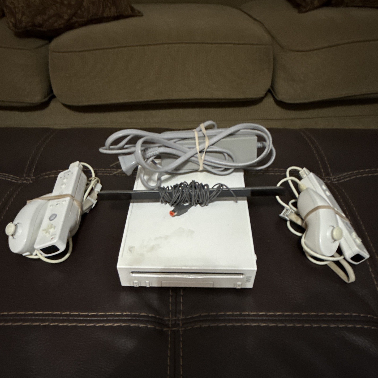 Nintendo Wii RVL-001(USA) White Console 2 Remotes 2 Nunchuks Sensor Bar