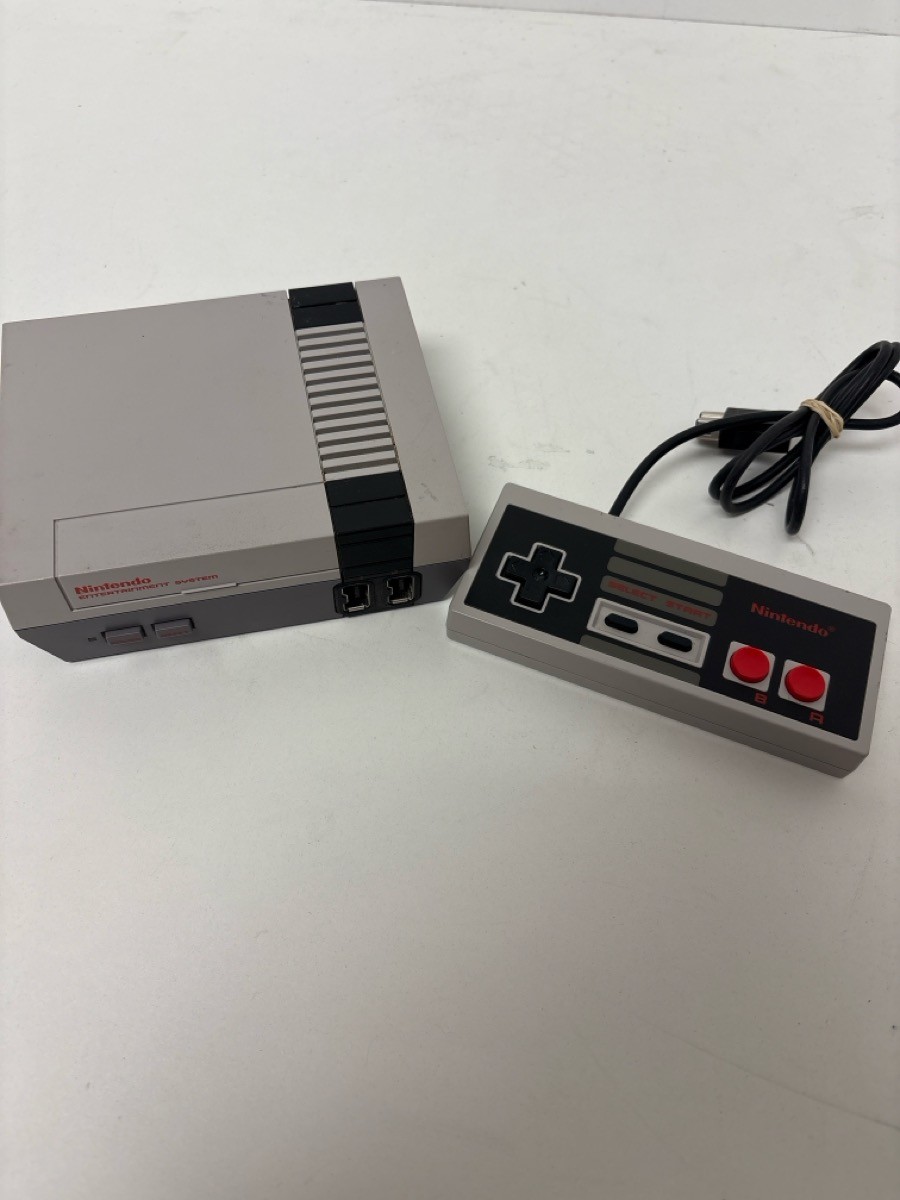 NINTENDO NES CLV-001 W/CONTROLER (P08035954)