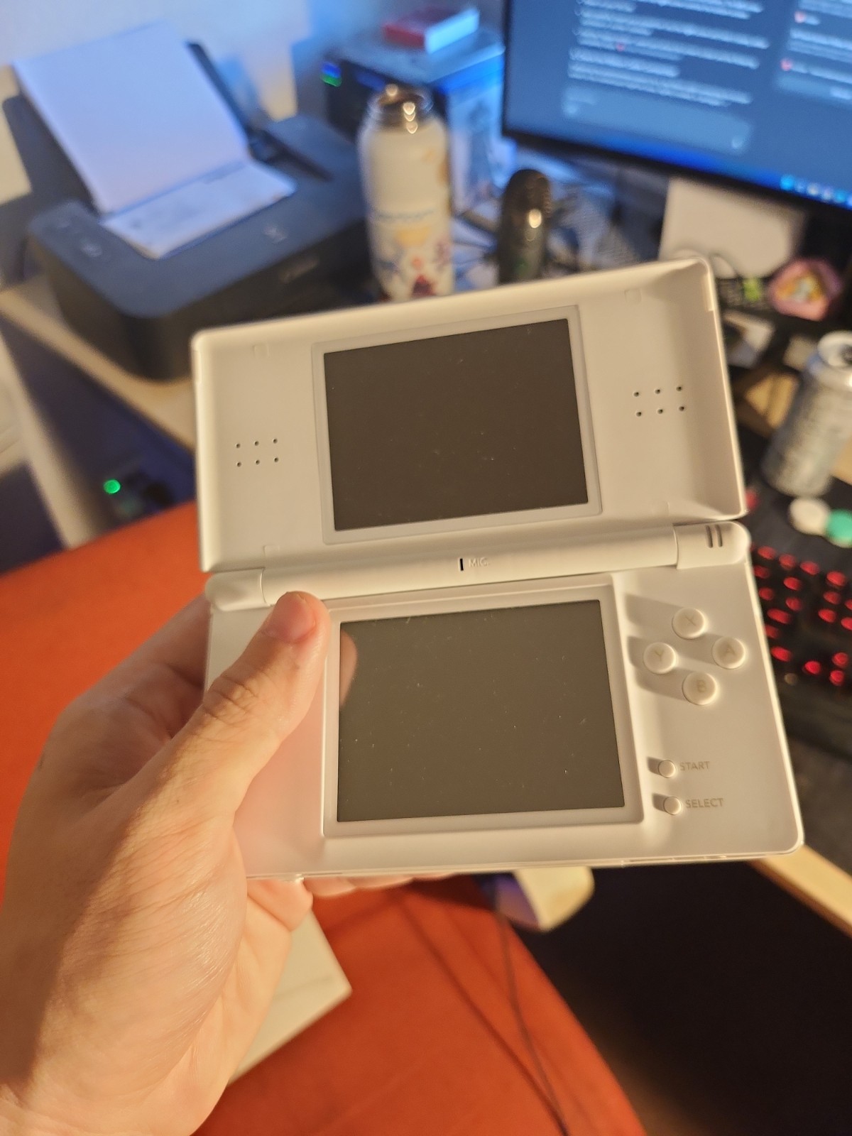 Nintendo DS Lite Handheld System – White (Bottom Screen Corner Issue)
