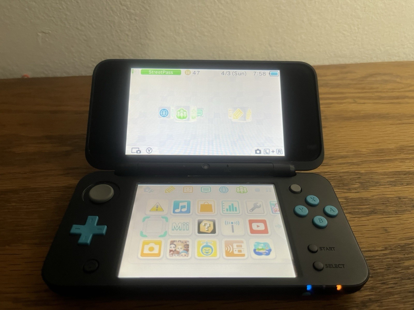 Nintendo 2DS XL Black/Blue. Tested- Excellent condition.