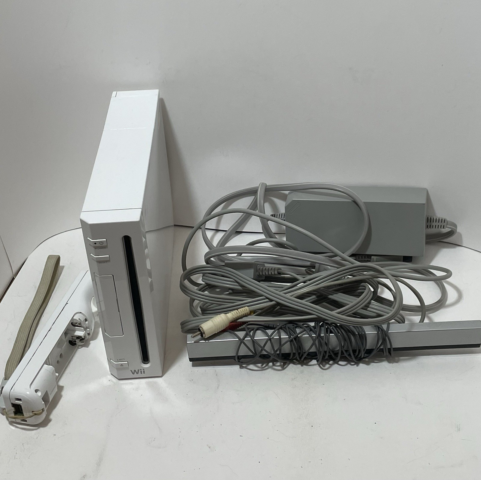 Nintendo Wii RVL-001 Console White Tested 1 Controller (no back) Cables