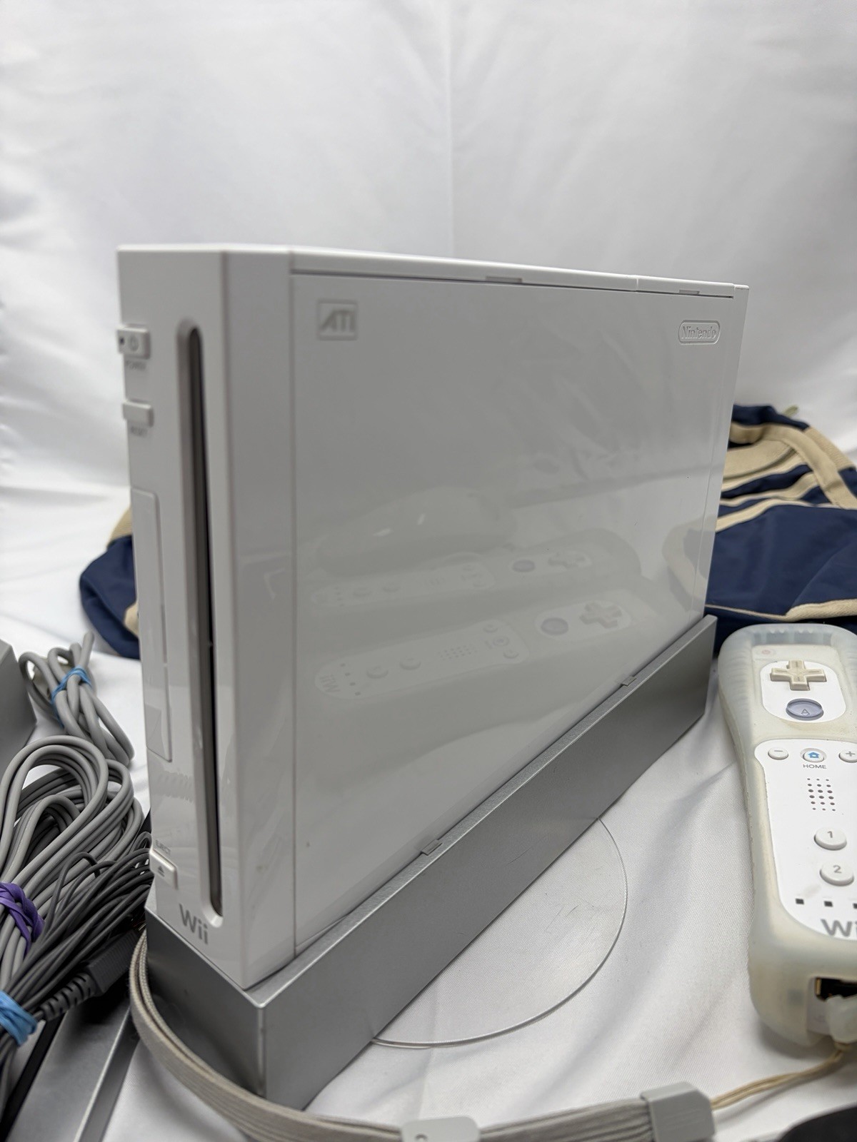 Nintendo Wii Console Bundle – 2 Controllers, Nunchuck, Power/AV Cords + 2 Games