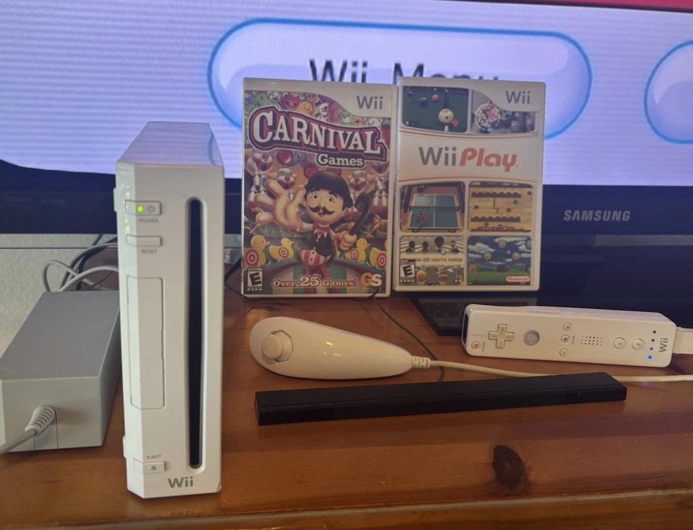 Nintendo Wii Console White System Bundle 1 Remote Nunchuck WiiSports WiiPlay