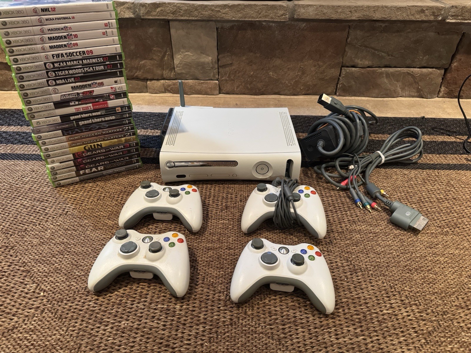 *Bundle *Lot Microsoft Xbox 360 White Console 1 remote 10 Games