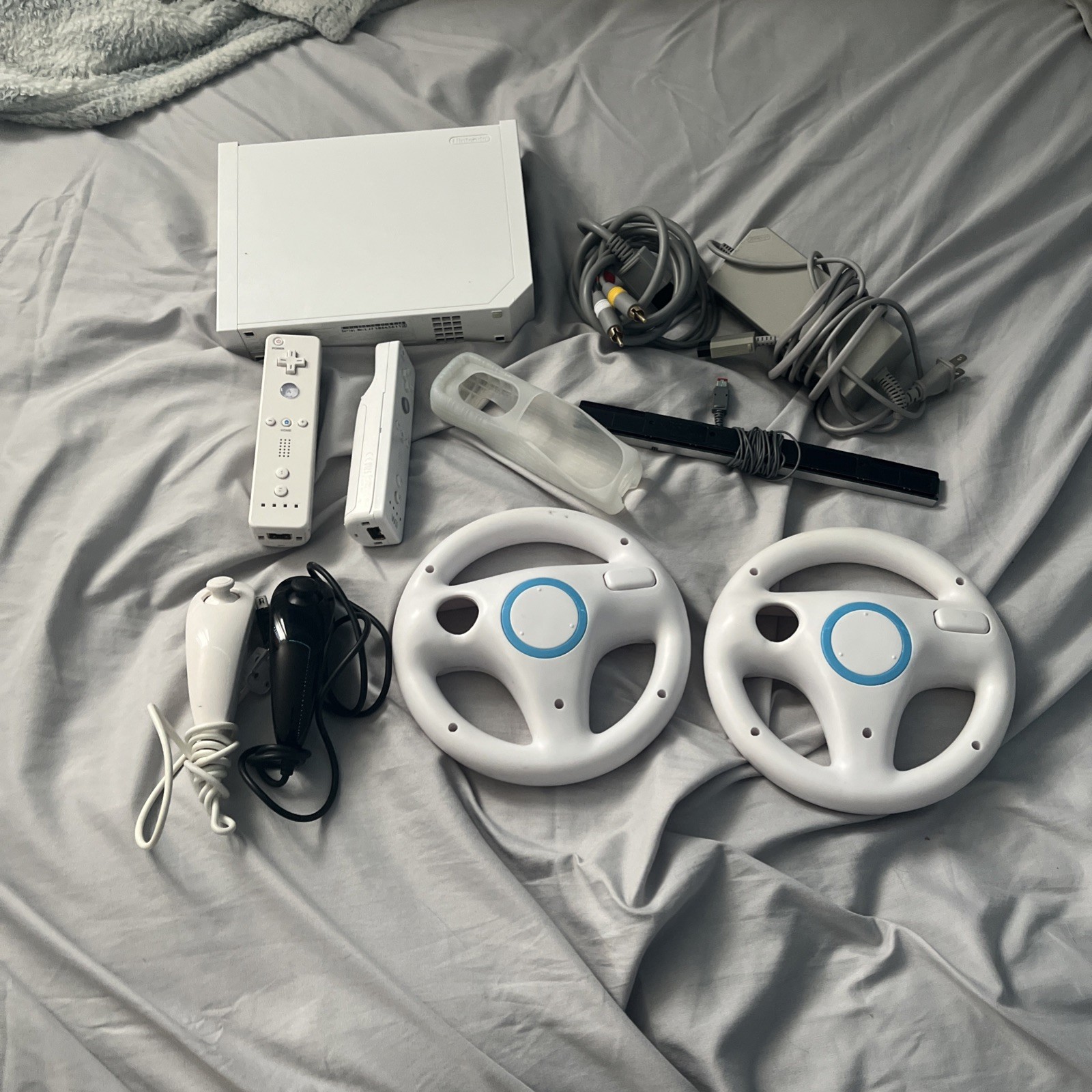 NINTENDO WII RVL-001 CONSOLE WHITE WORKING / TESTED W/COSMETIC SCRATCHES – 2006