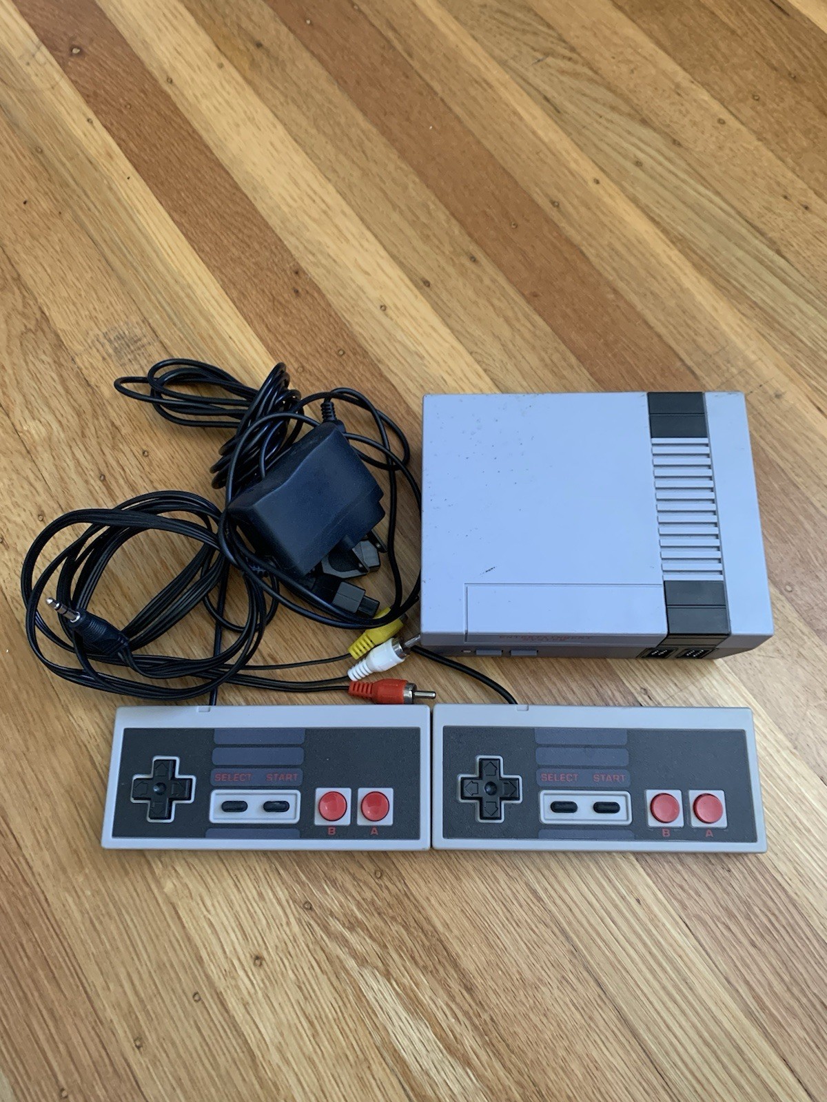 Nintendo Entertainment System NES Classic Mini Console w/ 2 Controllers TESTED