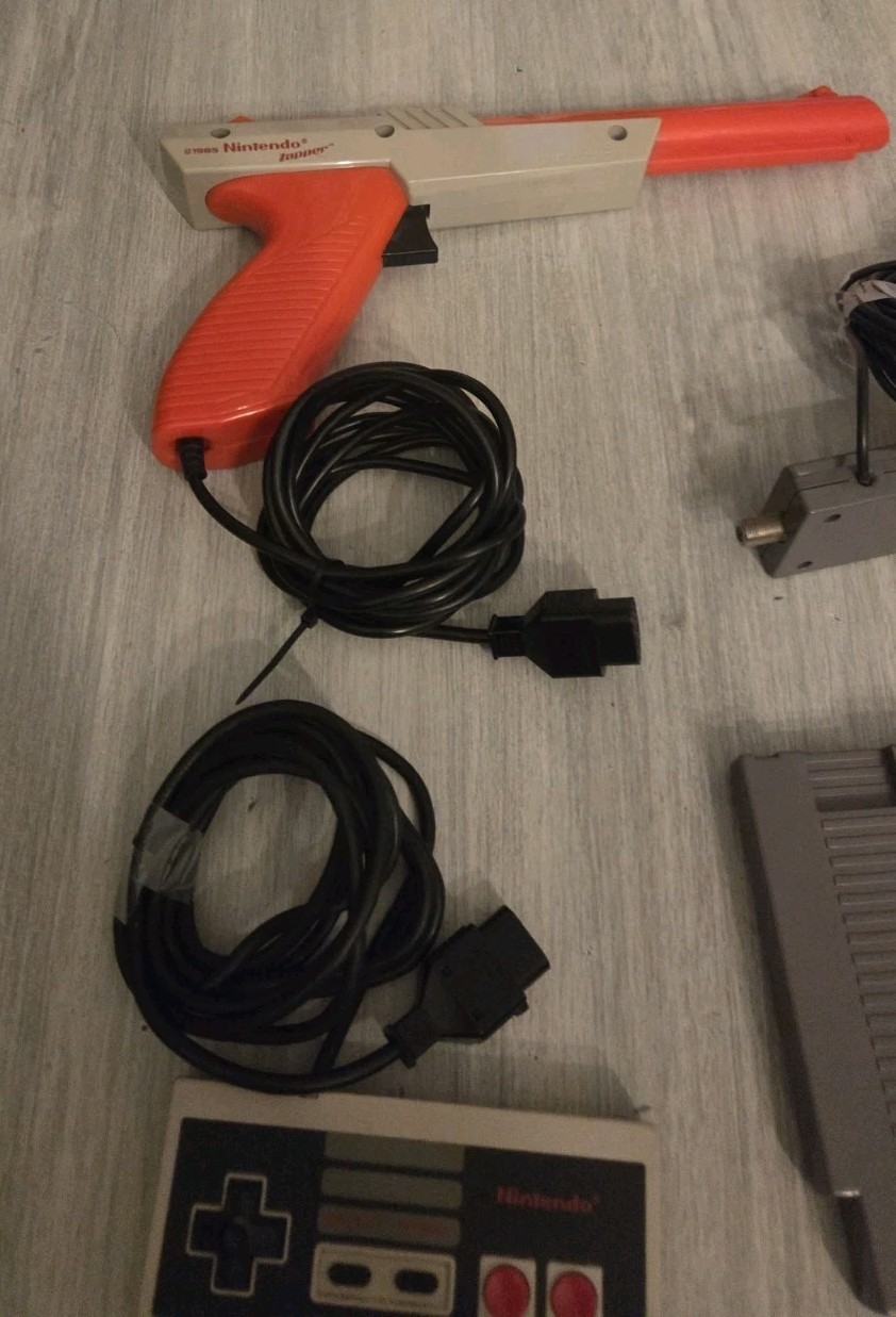 Nintendo NES-001 Console Bundle Used **READ DESCRIPTION **