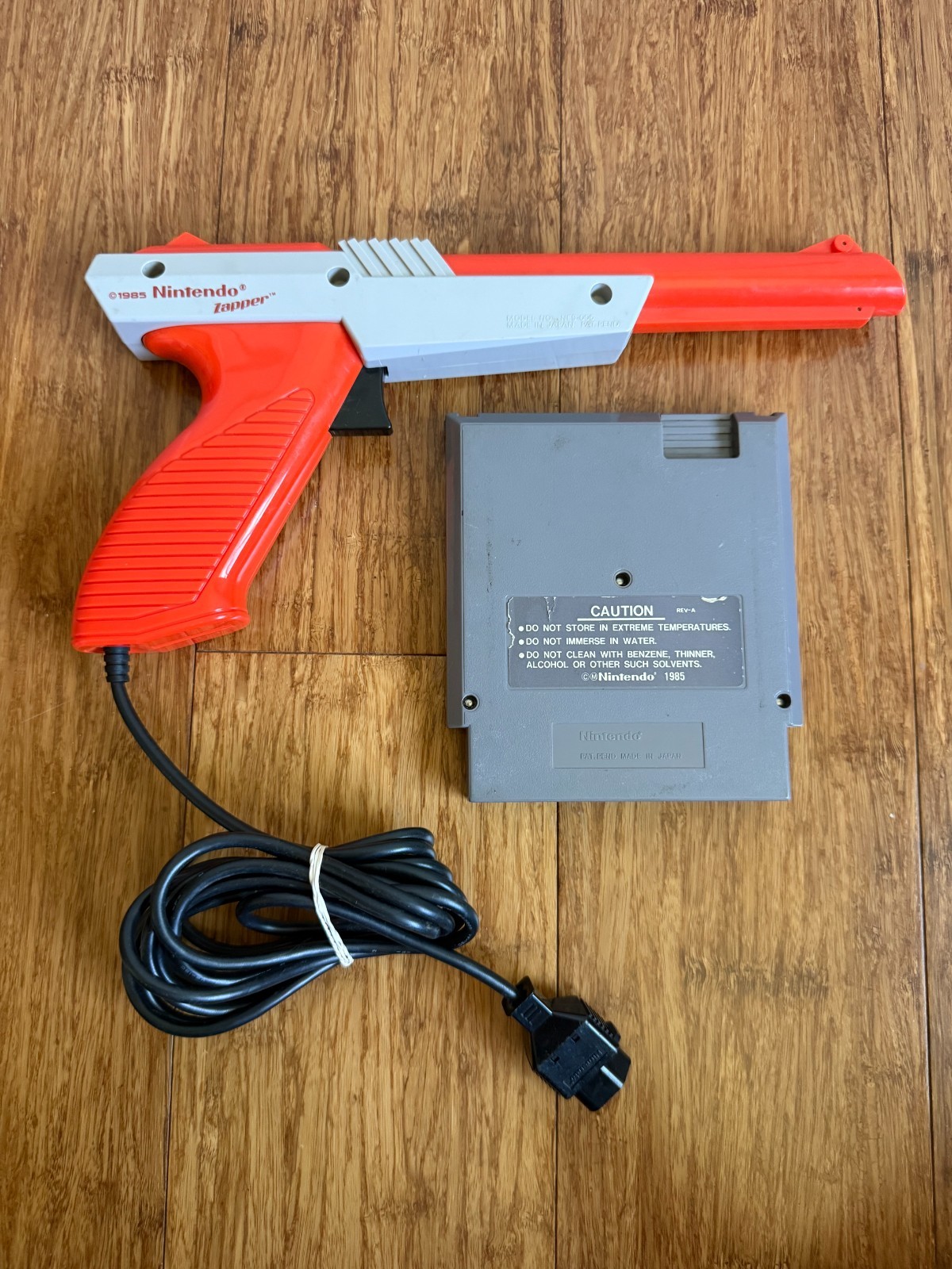 Nintendo NES Console Bundle • 2 Controllers • Zapper • Mario Duck Hunt • OEM