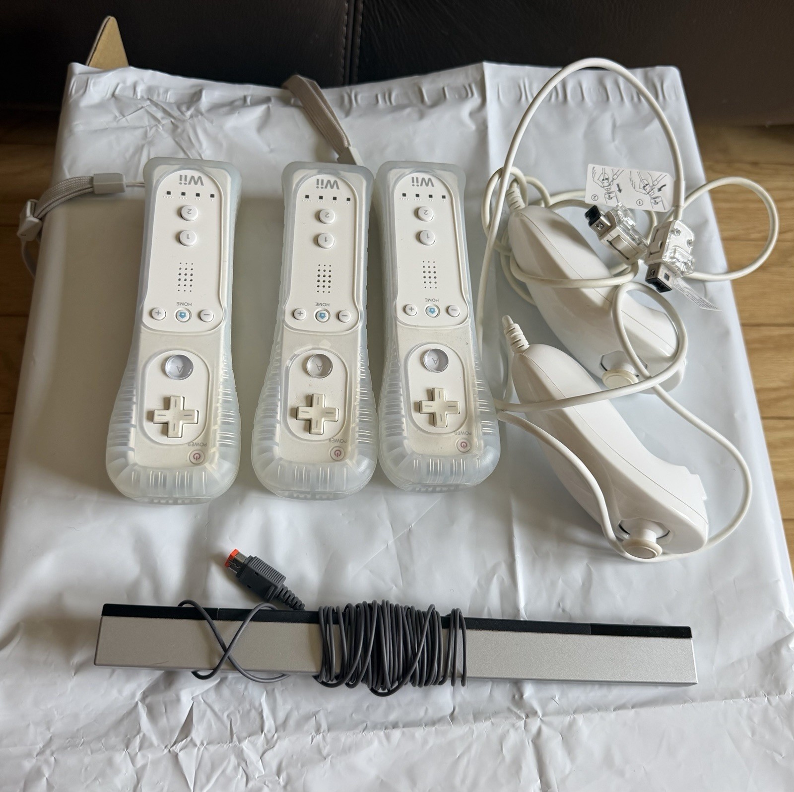 Nintendo Wii Console Bundle with 3 Controllers Games And Extras Model RVL-001