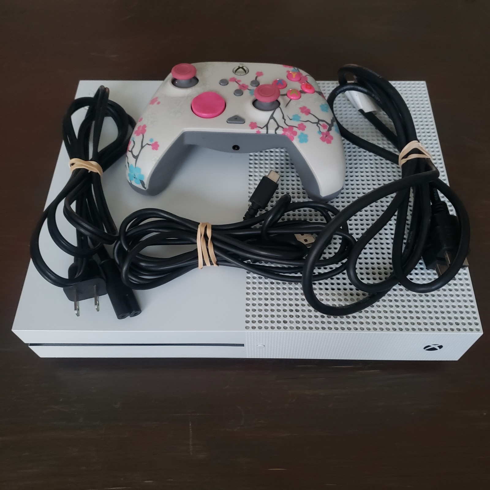 Microsoft Xbox One S 1TB Console – White (CONTROLLER W/8FT CALBE AND CORDS)