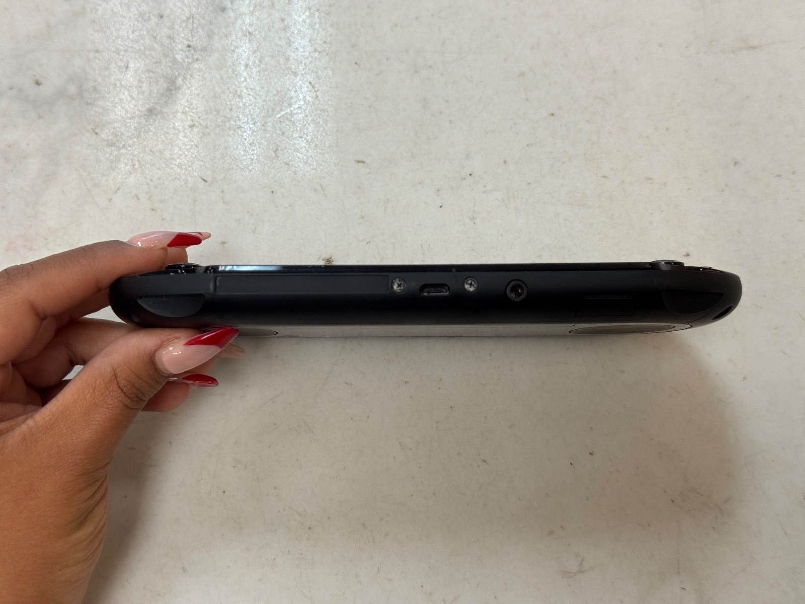 Sony PS Vita PCH-2001 8gb – **broken home button**
