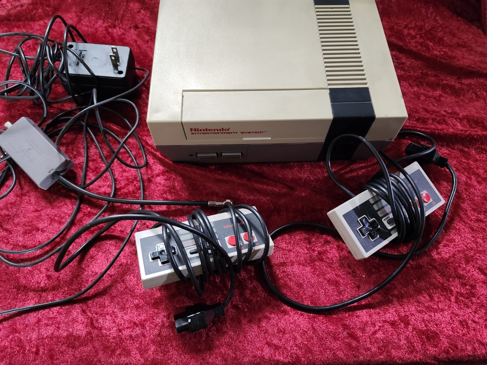 Nintendo NES Gray Console Tested Fully Functional W/2 Controllers And Zapper Gun