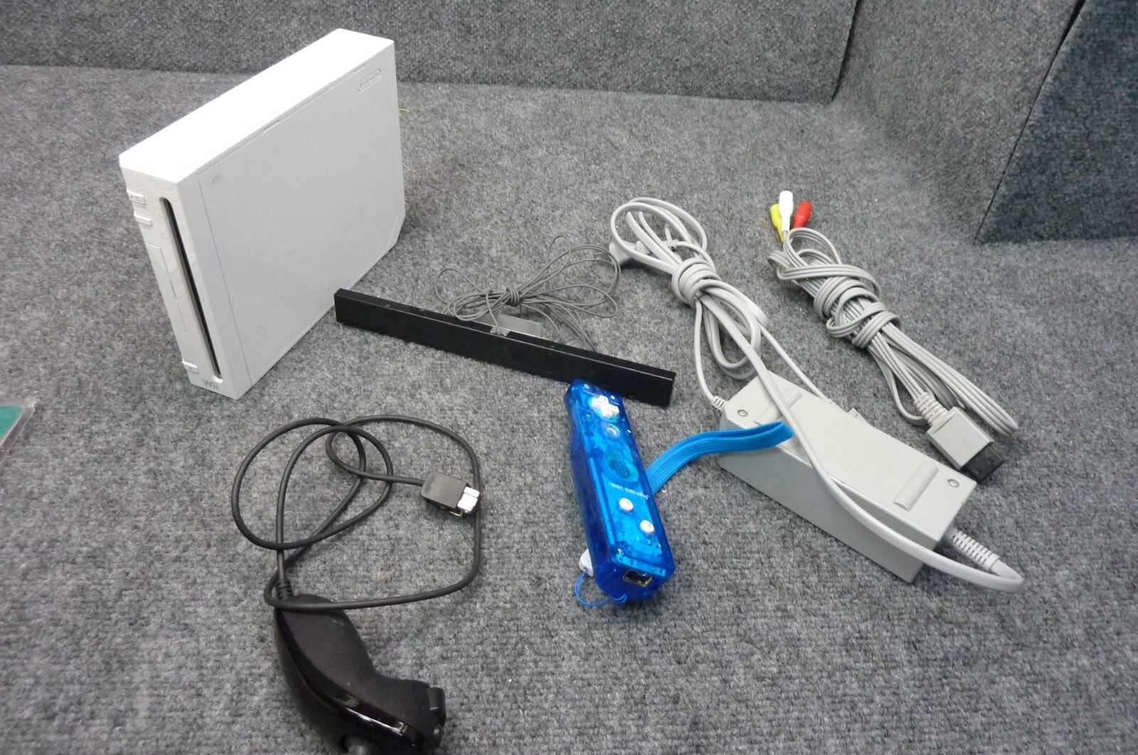 Nintendo Wii – White Console With 1 Controller, 1 Nunchuck, And All Cords