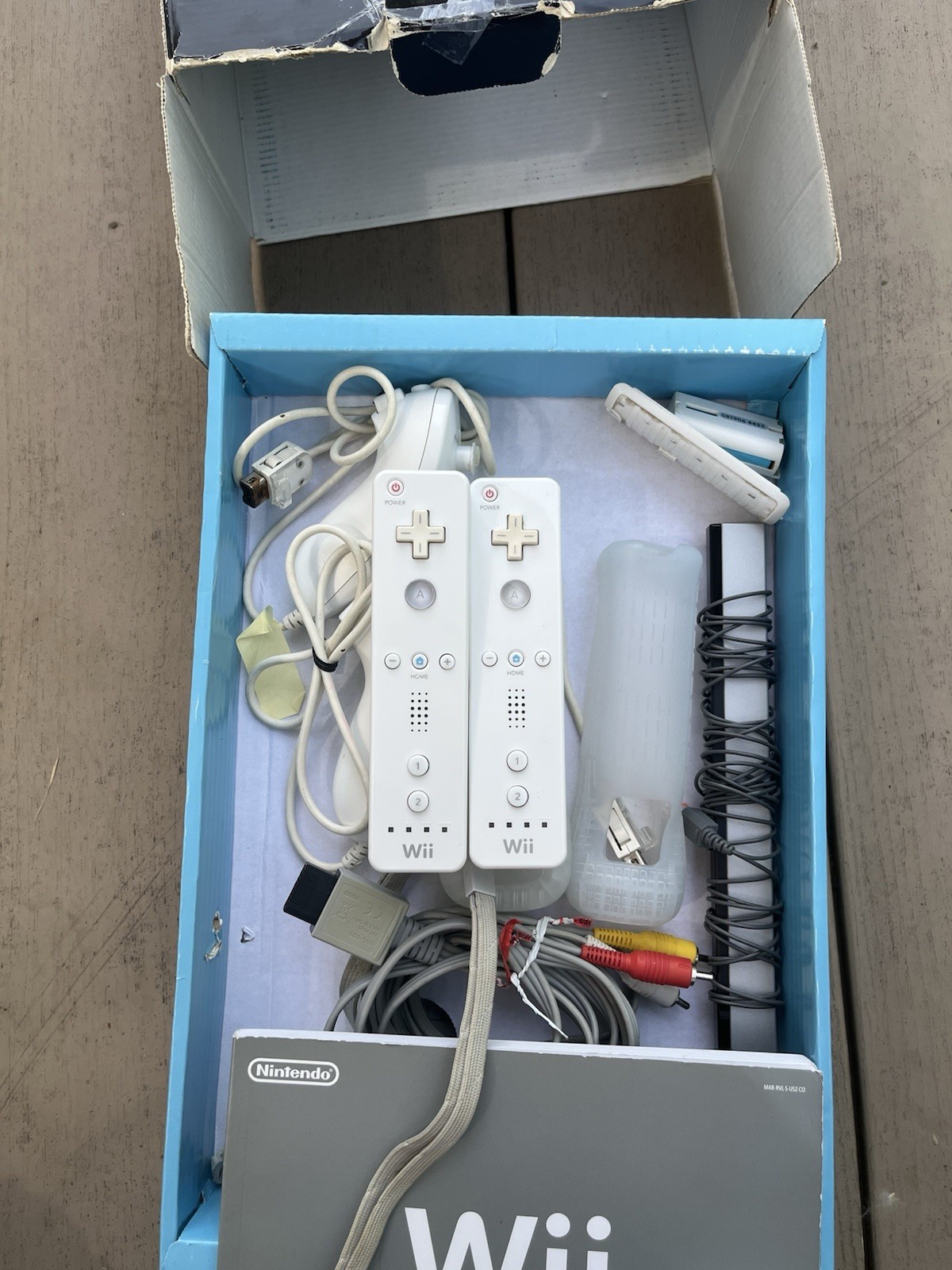 Nintendo Wii Video Game Console Wii Sports Bundle Complete Extra Remotes Tested