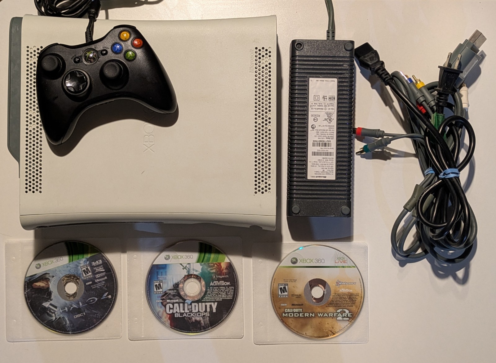 Xbox 360 Console, 3 Games, Wired Controller, Halo 4, Black Ops, Modern Warfare 2